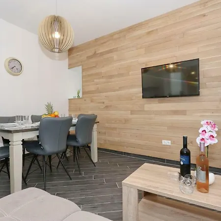 Lari Villa *